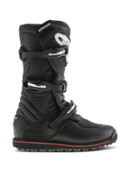 Botas Alpinestars Tech-T, botas de moto para trial y todoterreno, negras con detalles rojos, vista de perfil lateral con tres hebillas ajustables, logo blanco en la espinillera ergonómica, paneles de cuero texturizado y suela robusta de alto agarre para el control de la moto