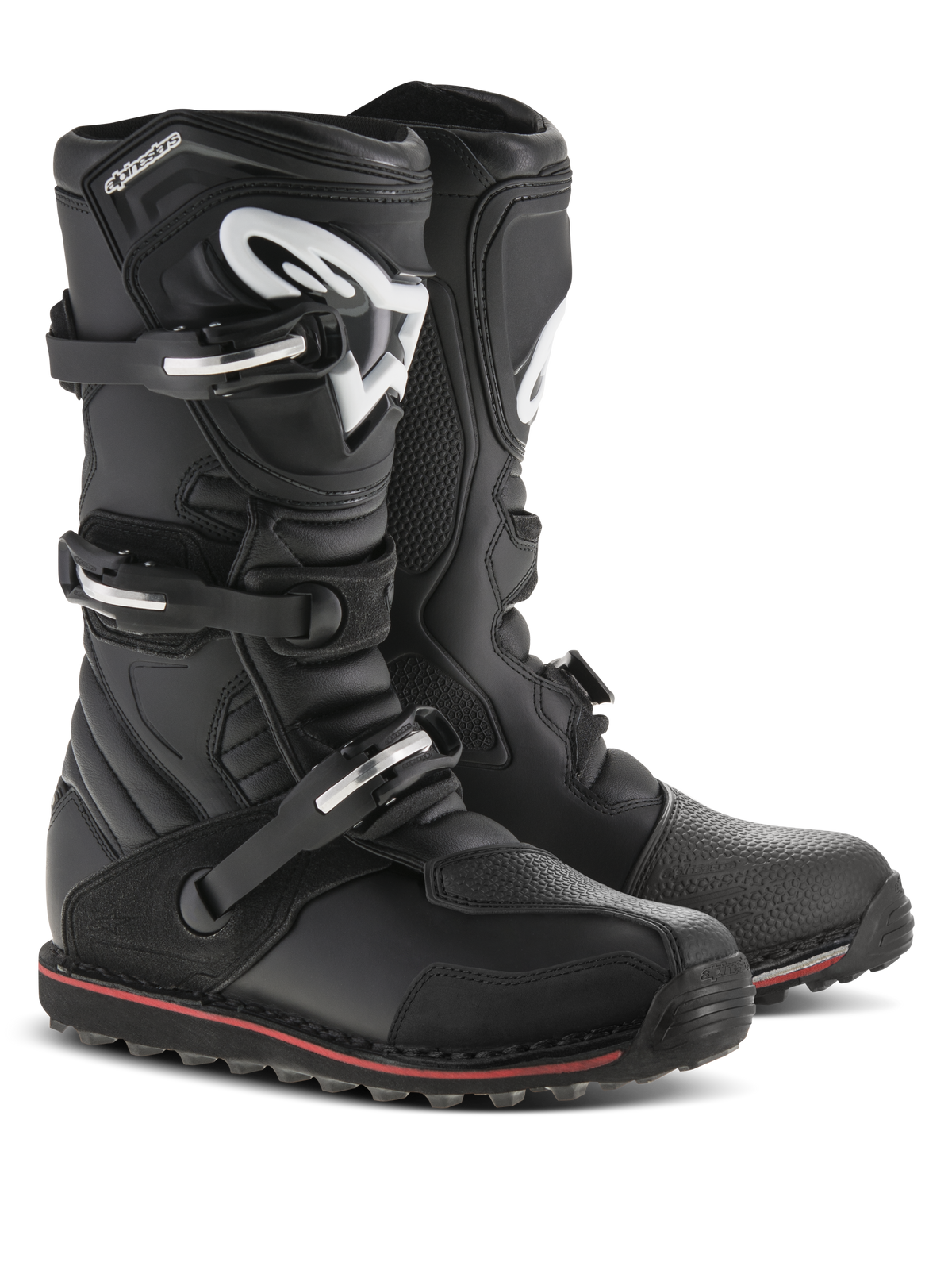 Botas Alpinestars Tech-T, botas de trial para motocicleta, negras con detalles en rojo y blanco, cuentan con un sistema de cierre de tres hebillas, espinillera ergonómica con el logo blanco de Astars, fina franja roja a lo largo de la suela, construcción de cuero duradero para trial y conducción off-road