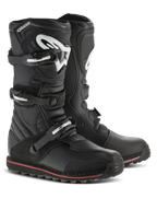 Botas Alpinestars Tech-T, botas de trial para motocicleta, negras con detalles en rojo y blanco, cuentan con un sistema de cierre de tres hebillas, espinillera ergonómica con el logo blanco de Astars, fina franja roja a lo largo de la suela, construcción de cuero duradero para trial y conducción off-road