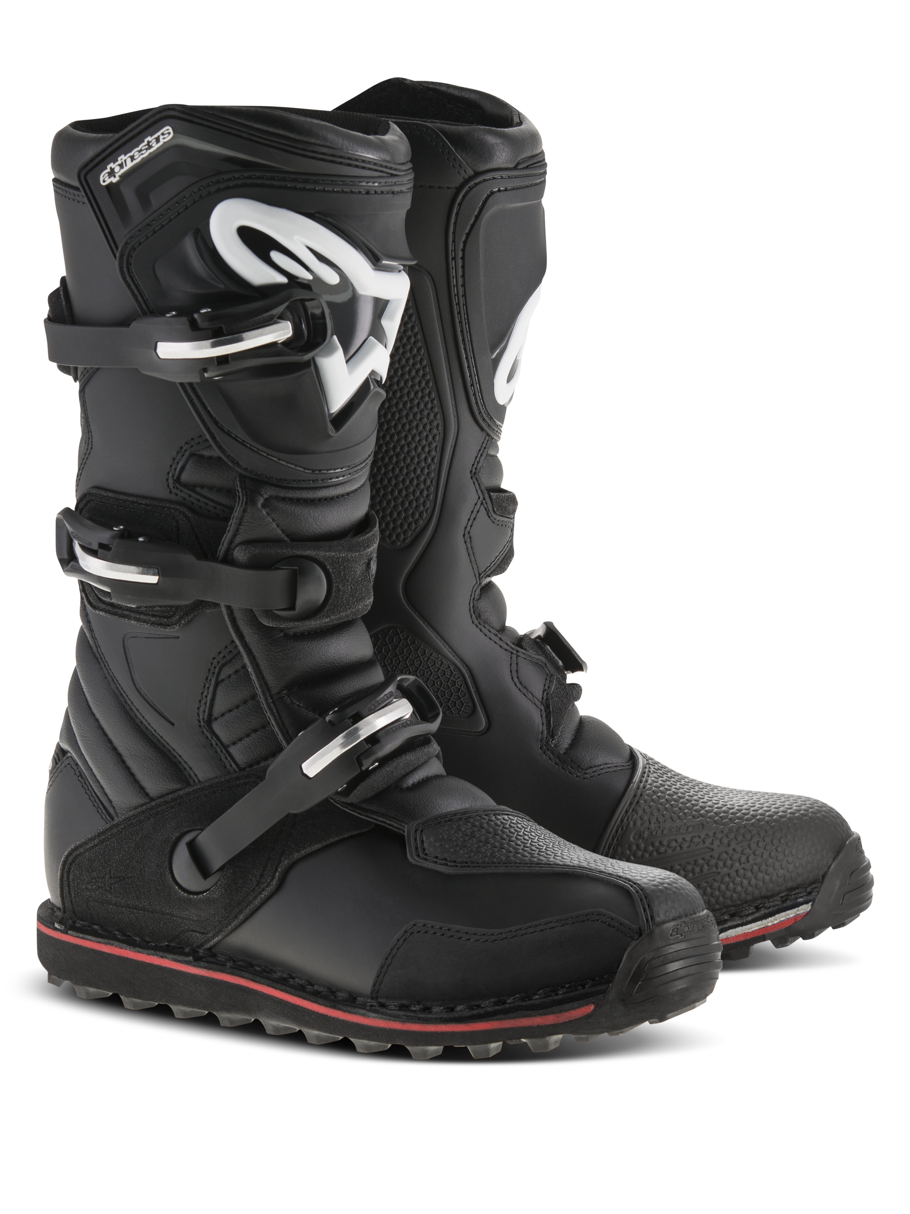 Botas Alpinestars Tech-T, botas de trial para motocicleta, negras con detalles en rojo y blanco, cuentan con un sistema de cierre de tres hebillas, espinillera ergonómica con el logo blanco de Astars, fina franja roja a lo largo de la suela, construcción de cuero duradero para trial y conducción off-road