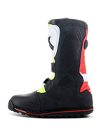 Botas Alpinestars Tech-T, botas de moto trial, blanco, rojo, amarillo flúor y negro, vista de perfil lateral que muestra la espinillera ergonómica blanca y el sistema de hebillas, panel del talón rojo y suela especializada para trial con línea de acento roja.