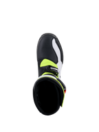 Botas Alpinestars Tech-T, botas de trial para motocicleta, blancas, rojas, amarillo fluorescente y negras, vista desde arriba del interior de la bota, mostrando el forro acolchado negro, detalles en amarillo flúor y cierre de hebilla plateada