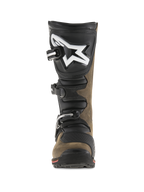 Botas Alpinestars Tech-T, botas de trial para moto, marrón aceitado y negro, vista frontal que muestra la espinillera ergonómica con logotipo grande en blanco, sistema de cierre de tres hebillas y suela especializada para conducción técnica off-road