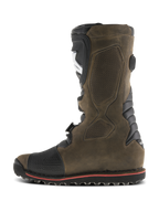 Botas Alpinestars Tech-T, botas de trial para motocicleta, color marrón engrasado, vista de perfil lateral con placa de espinilla ergonómica negra, parte superior de cuero texturizado, puntera reforzada y suela resistente con línea roja