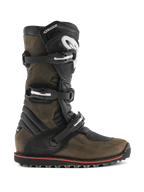 Alpinestars Tech-T Boots, botas de moto para trial, marrón aceitado y negro, vista de perfil lateral con sistema de cierre de tres hebillas, espinillera ergonómica con logotipo blanco, suela texturizada robusta con una franja roja, diseñadas para la práctica de trial off-road