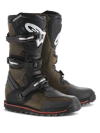 Botas Alpinestars Tech-T, botas de trial para motocicleta, cuero engrasado marrón con detalles en negro, con espinilleras ergonómicas con logotipo de Alpinestars en blanco, sistema de cierre de triple hebilla y suela negra con una franja roja, calzado resistente para todoterreno
