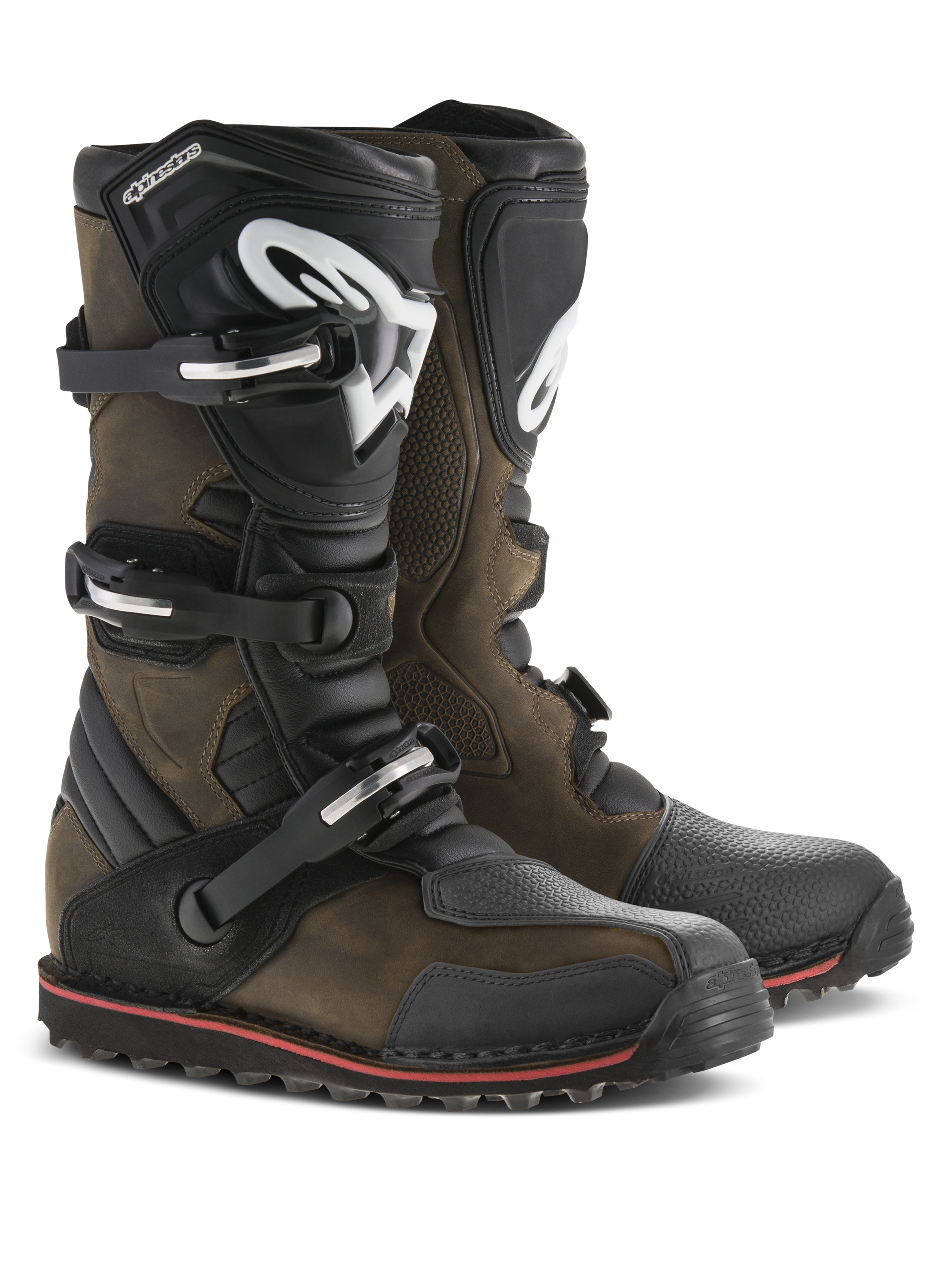 Botas Alpinestars Tech-T, botas de trial para motocicleta, cuero engrasado marrón con detalles en negro, con espinilleras ergonómicas con logotipo de Alpinestars en blanco, sistema de cierre de triple hebilla y suela negra con una franja roja, calzado resistente para todoterreno