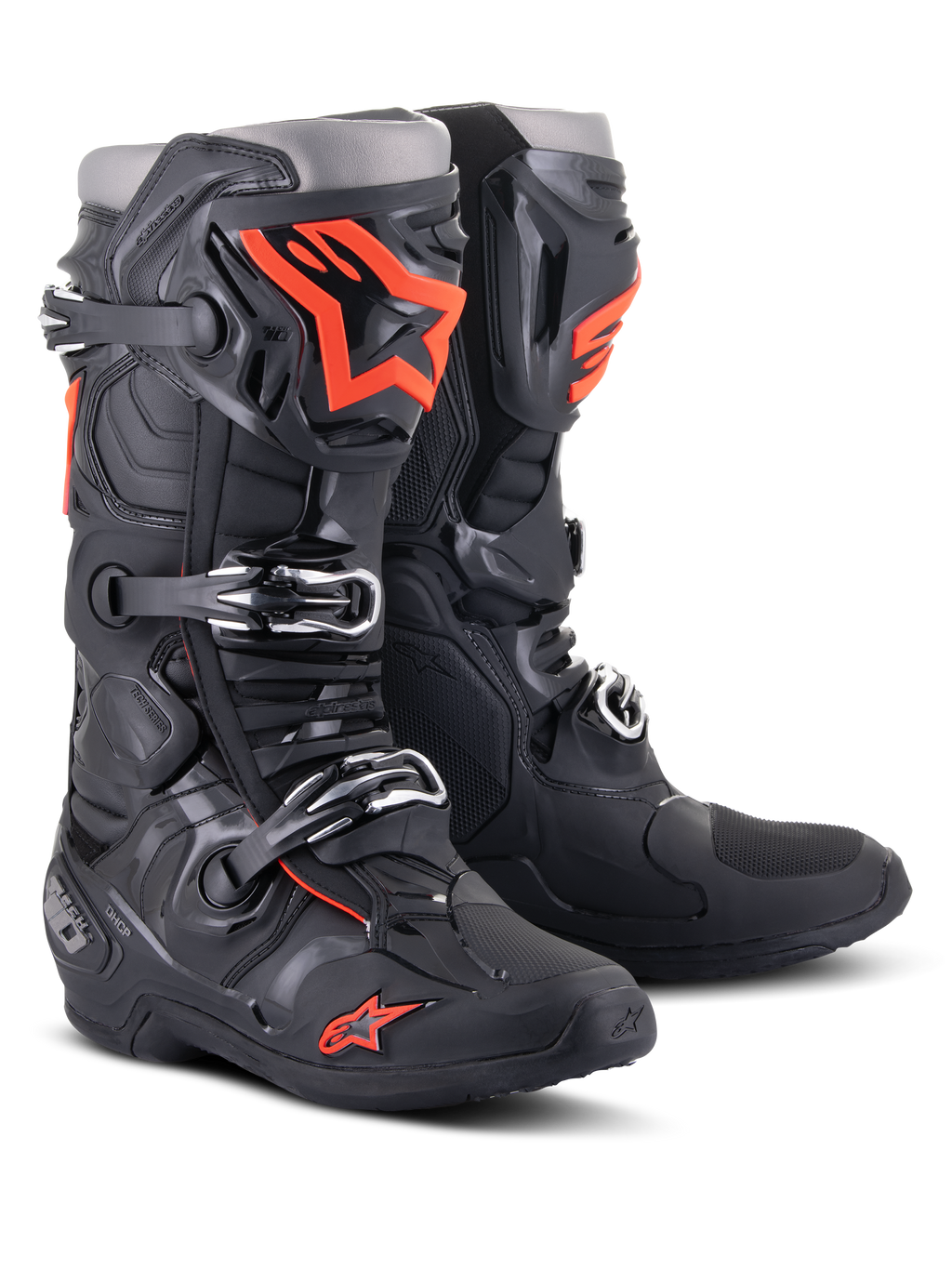 Botas Alpinestars Tech 10, botas de motocross, negro y rojo fluorescente, con sistema de cierre de triple hebilla, carcasa técnica de TPU y logotipos naranjas llamativos, calzado protector de nivel profesional para carreras off-road.