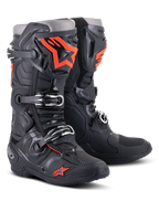Botas Alpinestars Tech 10, botas de motocross, negro y rojo fluorescente, con sistema de cierre de triple hebilla, carcasa técnica de TPU y logotipos naranjas llamativos, calzado protector de nivel profesional para carreras off-road.