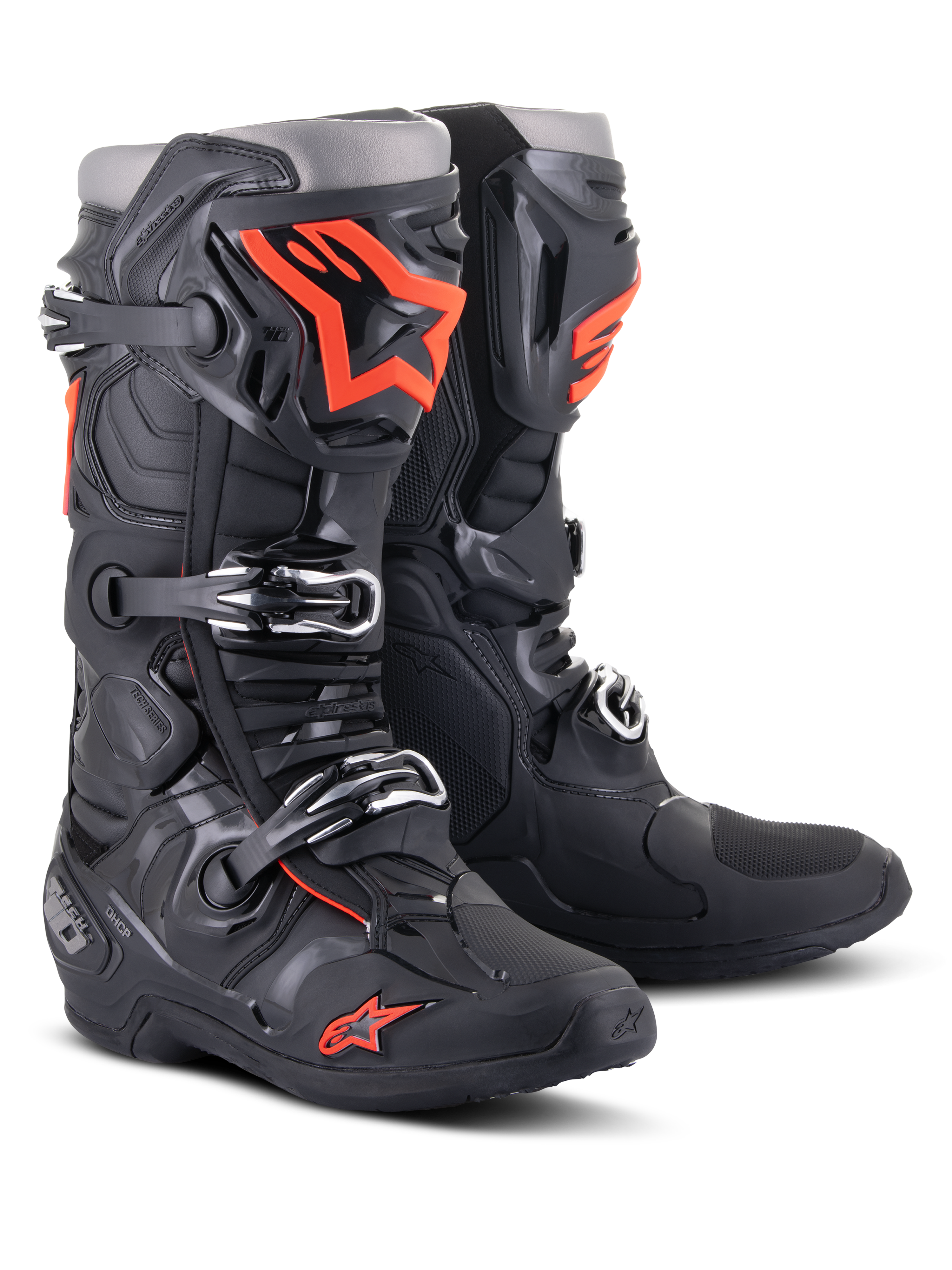 Botas Alpinestars Tech 10, botas de motocross, negro y rojo fluorescente, con sistema de cierre de triple hebilla, carcasa técnica de TPU y logotipos naranjas llamativos, calzado protector de nivel profesional para carreras off-road.