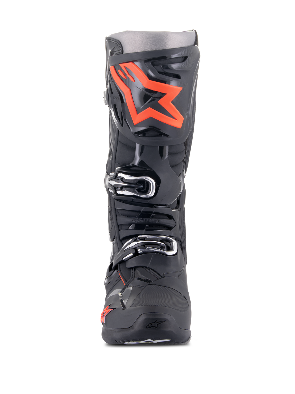 Botas Alpinestars Tech 10, botas de motocross, negro y rojo fluo, vista frontal, con un gran logotipo de estrella roja fluorescente en la placa de la espinilla, hebillas plateadas y un chasis de TPU negro duradero.