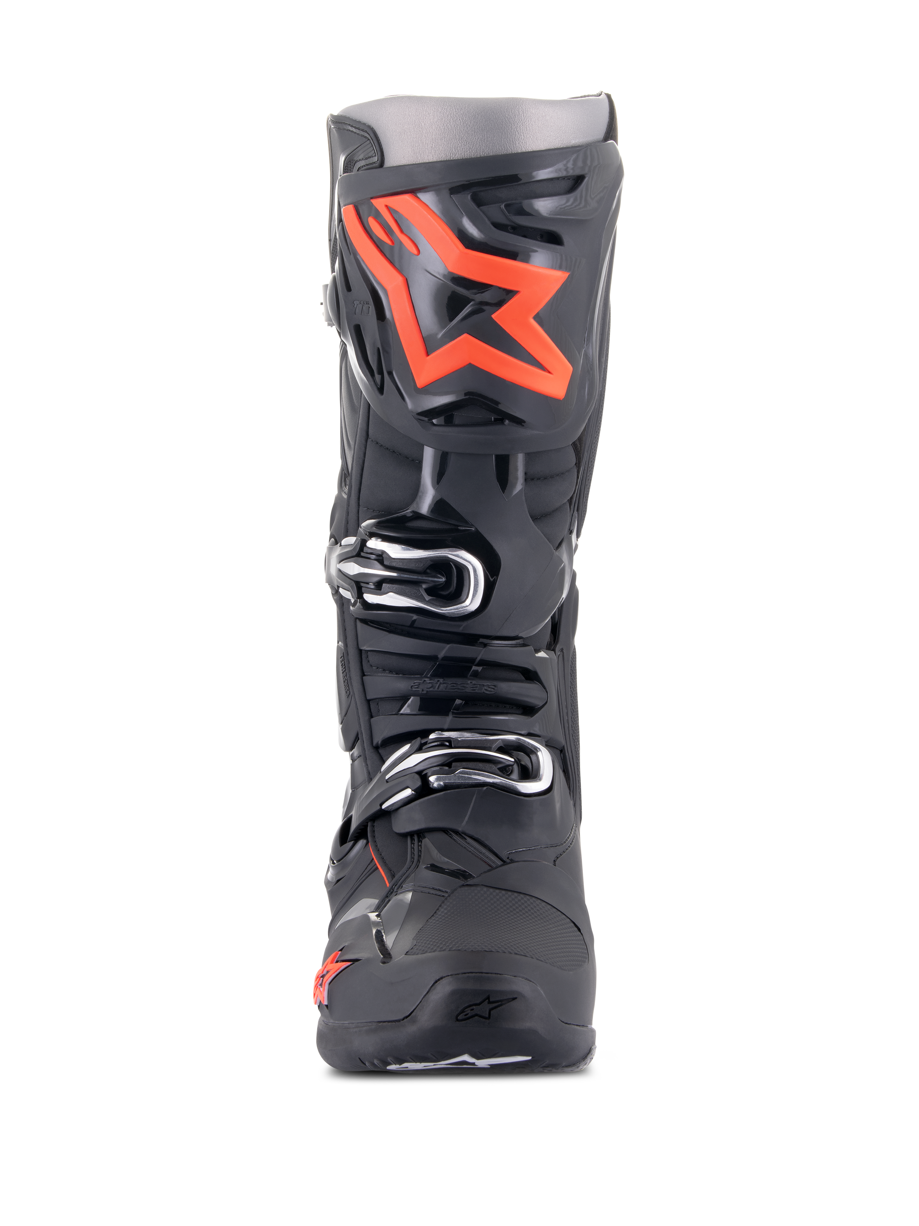 Botas Alpinestars Tech 10, botas de motocross, negro y rojo fluo, vista frontal, con un gran logotipo de estrella roja fluorescente en la placa de la espinilla, hebillas plateadas y un chasis de TPU negro duradero.