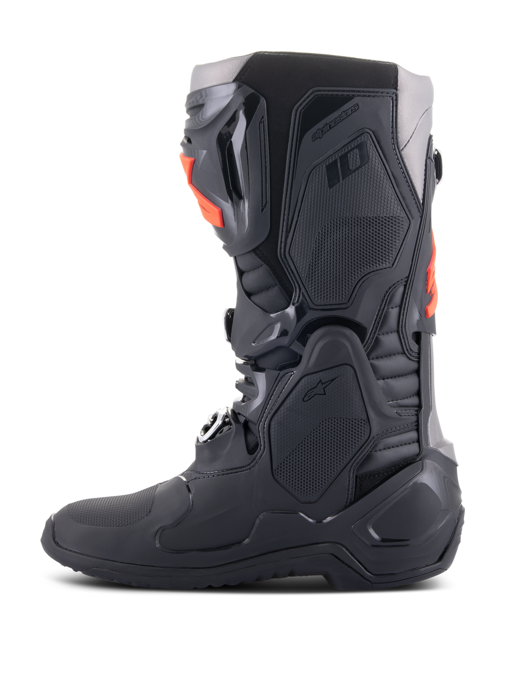 Botas Alpinestars Tech 10, botas de motocross, negro y rojo flúor, vista de perfil lateral, con un chasis multicomponente con placas protectoras de TPU, hebillas de aluminio y un diseño aerodinámico para carreras todoterreno.