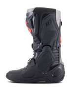 Botas Alpinestars Tech 10, botas de motocross, negro y rojo flúor, vista de perfil lateral, con un chasis multicomponente con placas protectoras de TPU, hebillas de aluminio y un diseño aerodinámico para carreras todoterreno.