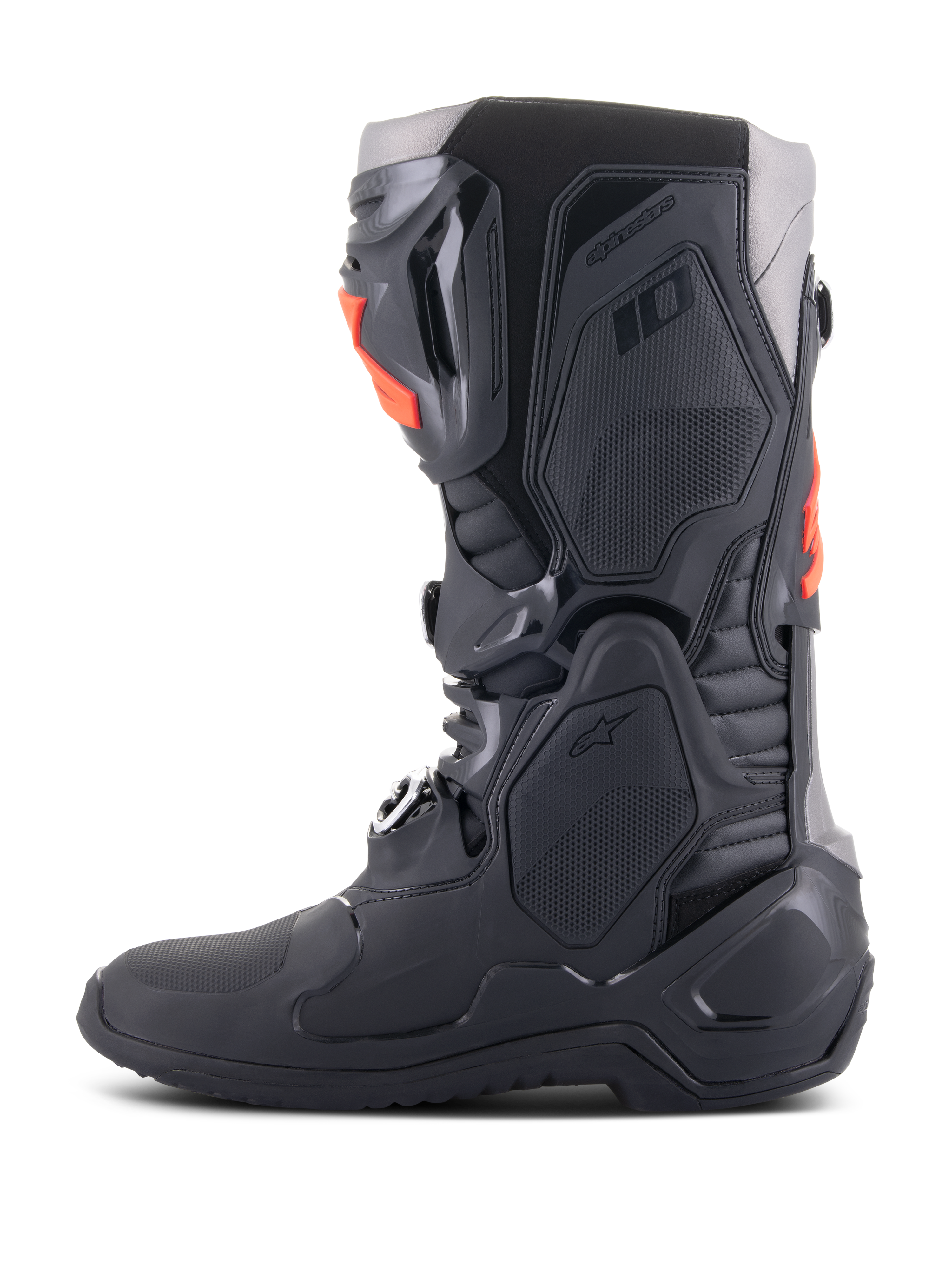 Botas Alpinestars Tech 10, botas de motocross, negro y rojo flúor, vista de perfil lateral, con un chasis multicomponente con placas protectoras de TPU, hebillas de aluminio y un diseño aerodinámico para carreras todoterreno.
