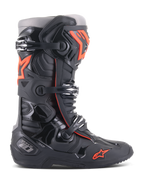 Alpinestars Tech 10, botas de motocross para competición todoterreno, negro y rojo flúor, con sistema de cierre de triple hebilla, carcasa protectora de TPU contorneada, logotipo de estrella roja en la puntera y construcción de alto rendimiento para conducción profesional de MX