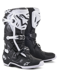 Botas de motocross Alpinestars Tech 10, negras y blancas, diseño protector de alto rendimiento con espinilleras blancas, logotipos de estrella negros, hebillas ajustables y protección de talón DHCP, suelas texturizadas robustas para carreras todoterreno