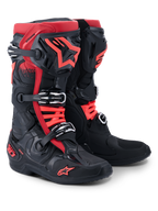 Botas Alpinestars Tech 10, botas de motocross, negras y rojas, con sistema de cierre de triple hebilla, logotipo de la estrella de Alpinestars en rojo en la espinilla y la puntera, marca DHCP en el talón, diseño protector de nivel profesional para carreras off-road