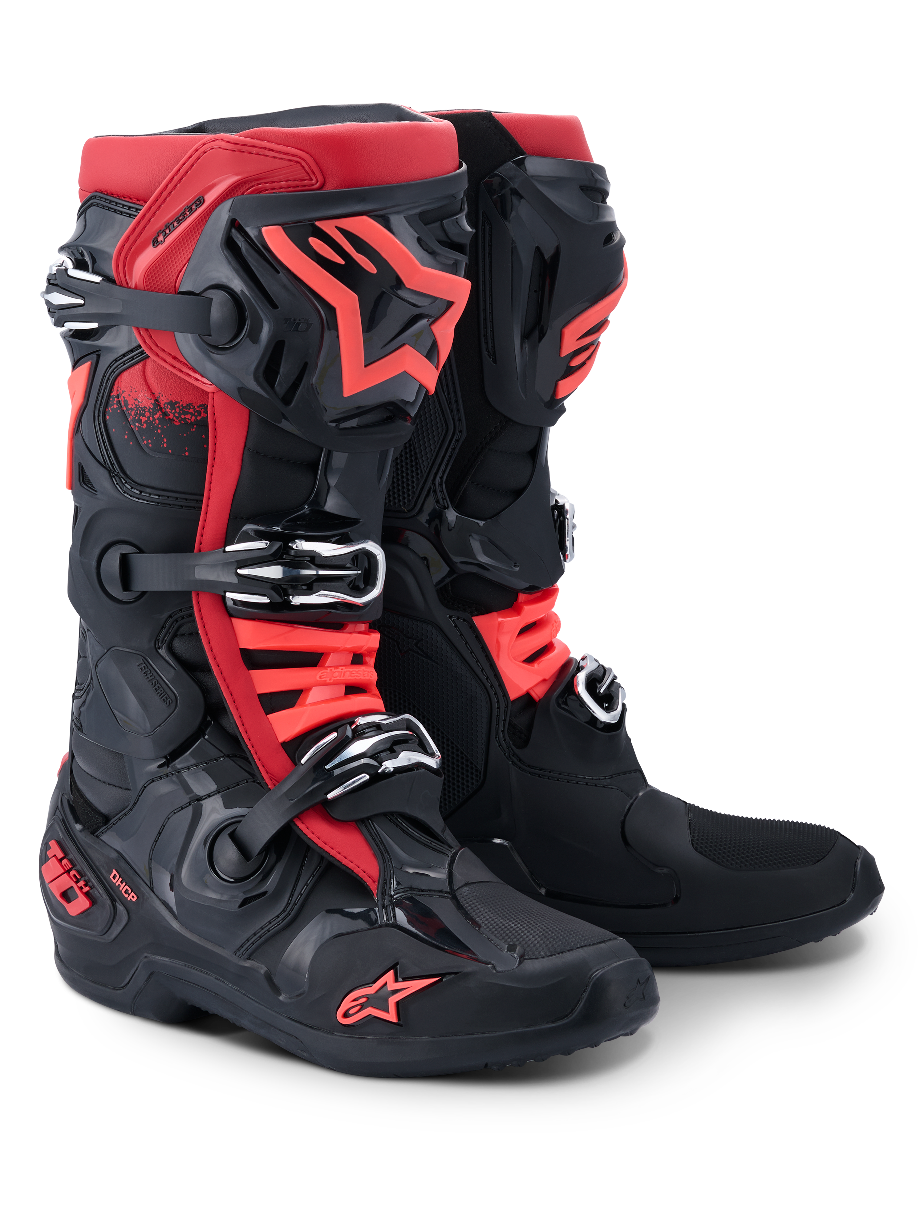 Botas Alpinestars Tech 10, botas de motocross, negras y rojas, con sistema de cierre de triple hebilla, logotipo de la estrella de Alpinestars en rojo en la espinilla y la puntera, marca DHCP en el talón, diseño protector de nivel profesional para carreras off-road