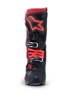 Botas Alpinestars Tech 10, botas de motocross, negro y rojo, vista frontal con un gran logotipo de estrella roja en la espinillera y cierres de hebilla plateados, equipo de protección avanzado para carreras fuera de carretera