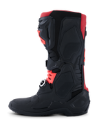 Botas Alpinestars Tech 10, botas de motocross, negro y rojo, vista lateral que muestra el chasis protector de TPU, hebillas de aluminio forjado en frío y diseño aerodinámico todoterreno