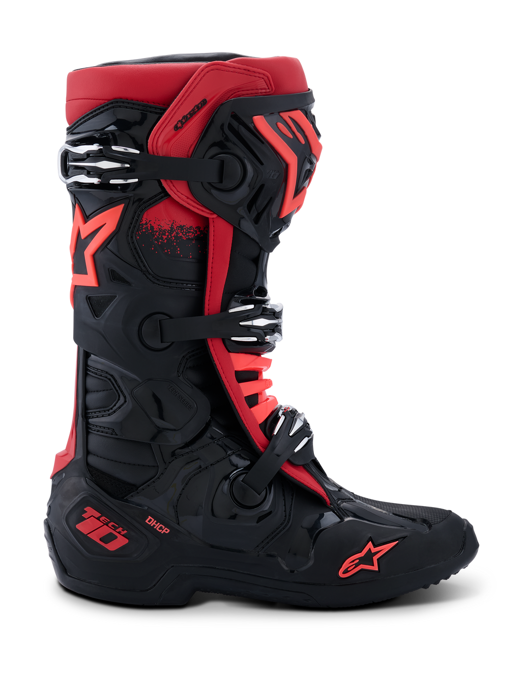Botas Alpinestars Tech 10, botas de motocross, negras y rojas, vista de perfil lateral, tres hebillas de aluminio plateadas, logotipo de estrella roja en el lateral y el tobillo, marca de tecnología DHCP en el talón, chasis protector reforzado para competición todoterreno.