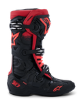 Botas Alpinestars Tech 10, botas de motocross, negras y rojas, vista de perfil lateral, tres hebillas de aluminio plateadas, logotipo de estrella roja en el lateral y el tobillo, marca de tecnología DHCP en el talón, chasis protector reforzado para competición todoterreno.