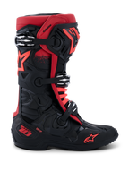 Botas Alpinestars Tech 10, botas de motocross, negras y rojas, vista de perfil lateral, tres hebillas de aluminio plateadas, logotipo de estrella roja en el lateral y el tobillo, marca de tecnología DHCP en el talón, chasis protector reforzado para competición todoterreno.