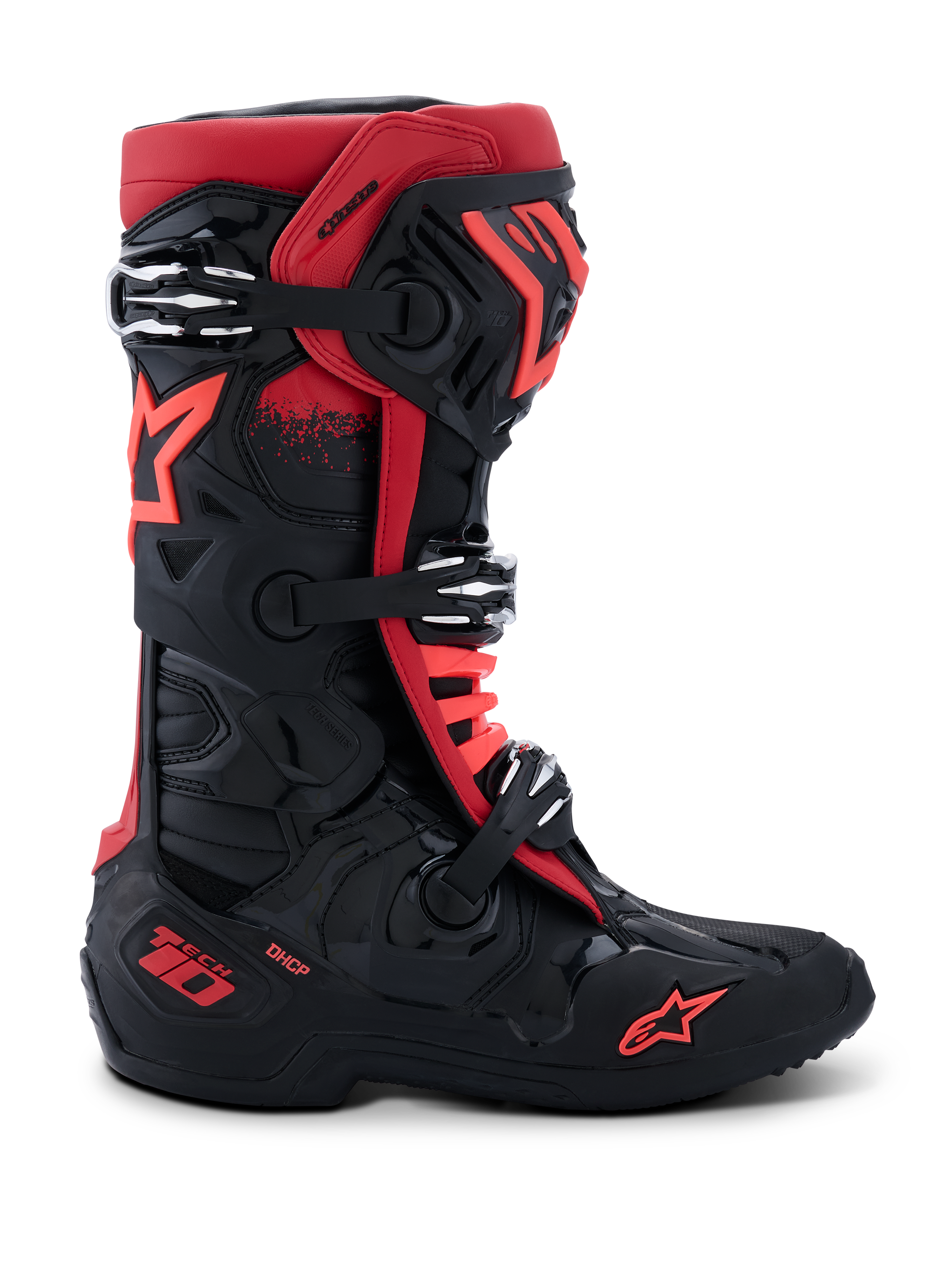 Botas Alpinestars Tech 10, botas de motocross, negras y rojas, vista de perfil lateral, tres hebillas de aluminio plateadas, logotipo de estrella roja en el lateral y el tobillo, marca de tecnología DHCP en el talón, chasis protector reforzado para competición todoterreno.