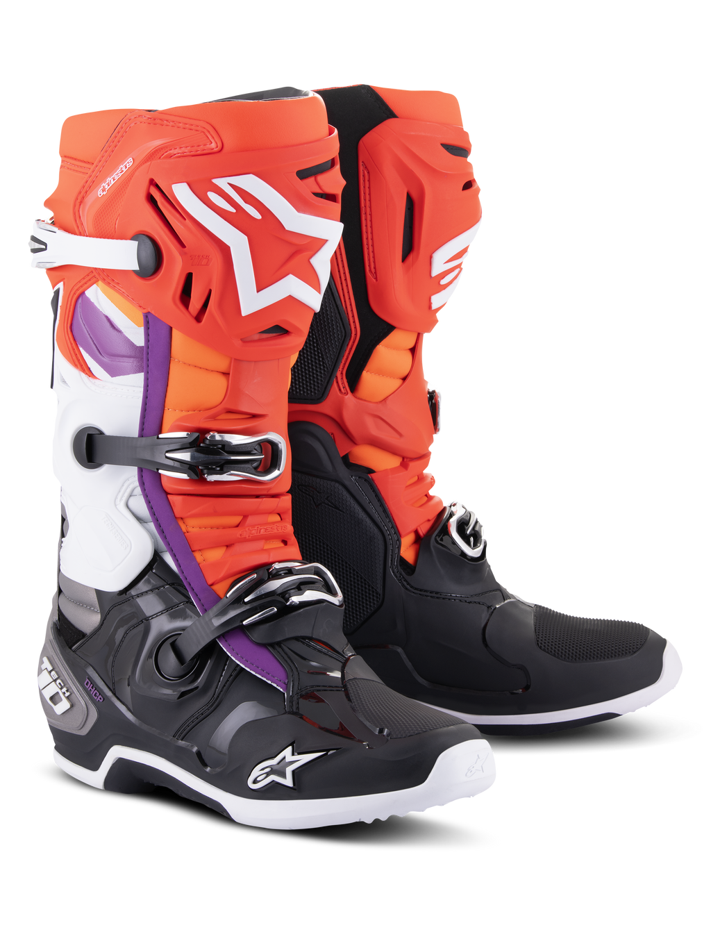 Botas Alpinestars Tech 10, botas de motocross, negras y naranja flúor con detalles en rojo y púrpura, con un sistema de cierre de triple hebilla, logotipos de Alpinestars en blanco en la espinilla y la puntera, y una carcasa de TPU resistente para un alto rendimiento en carreras todoterreno