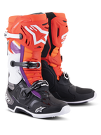 Botas Alpinestars Tech 10, botas de motocross, negras y naranja flúor con detalles en rojo y púrpura, con un sistema de cierre de triple hebilla, logotipos de Alpinestars en blanco en la espinilla y la puntera, y una carcasa de TPU resistente para un alto rendimiento en carreras todoterreno