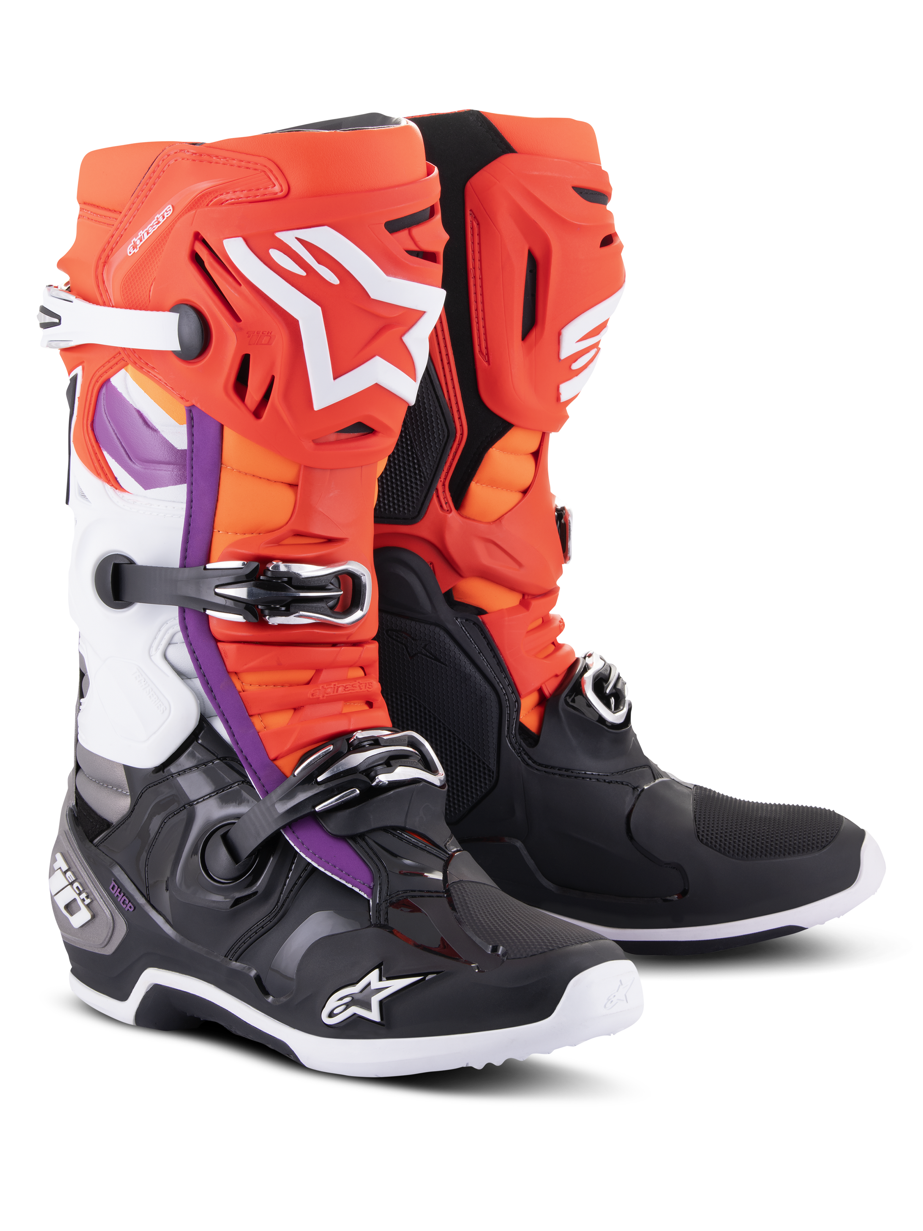 Botas Alpinestars Tech 10, botas de motocross, negras y naranja flúor con detalles en rojo y púrpura, con un sistema de cierre de triple hebilla, logotipos de Alpinestars en blanco en la espinilla y la puntera, y una carcasa de TPU resistente para un alto rendimiento en carreras todoterreno