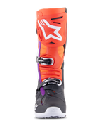 Botas Alpinestars Tech 10, botas de motocross, negro, rojo flúor, naranja flúor y blanco con detalles en púrpura, vista frontal con sistema de cierre de múltiples hebillas y logotipo blanco grande en el protector de espinilla