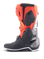 Botas Alpinestars Tech 10, botas de motocross, negro, rojo flúor y naranja flúor con detalles en blanco, vista lateral que muestra el avanzado chasis de TPU, el sistema de hebillas y el diseño ergonómico para rendimiento todoterreno