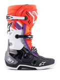 Botas Alpinestars Tech 10, botas de motocross, en color negro, naranja flúor, blanco y detalles en púrpura, con sistema de cierre de triple hebilla, logos de estrella en la espinilla y la punta, y protección de talón DHCP, vista de perfil de calzado de competición todoterreno.