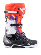 Botas Alpinestars Tech 10, botas de motocross, en color negro, naranja flúor, blanco y detalles en púrpura, con sistema de cierre de triple hebilla, logos de estrella en la espinilla y la punta, y protección de talón DHCP, vista de perfil de calzado de competición todoterreno.