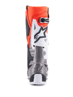 Botas Alpinestars Tech 10, botas de motocross, negro, rojo flúor, naranja flúor y blanco, vista trasera que muestra una parte superior naranja brillante, placa protectora blanca con logo negro y sección del talón en gris metálico para rendimiento en carreras todoterreno