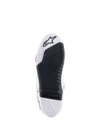 Botas Alpinestars Tech 10, botas de motocross, vista inferior que muestra el inserto central reemplazable negro y la suela blanca, patrón de agarre texturizado, logotipo de la estrella de Alpinestars en la zona de la puntera, calzado duradero para todoterreno