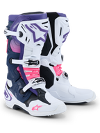 Botas Alpinestars Tech 10, botas de motocross, blanco, violeta, azul marino y rosa fluo, con un sistema de cierre de tres hebillas, paneles en azul marino y púrpura, y detalles en rosa brillante en las correas y logotipos, calzado de competición off-road de nivel profesional.