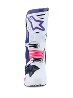 Botas Alpinestars Tech 10, botas de motocross, blanco, violeta, azul marino y rosa flúor, vista frontal, con una carcasa protectora blanca con la parte superior violeta, logotipo de estrella púrpura y detalles de hebillas en rosa flúor, calzado todoterreno de nivel profesional