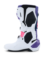 Botas Alpinestars Tech 10, botas de motocross, blanco, violeta, azul marino y rosa flúor, perfil lateral con un chasis principal blanco y detalles en violeta, azul marino y rosa neón, paneles protectores de TPU y un diseño aerodinámico para rendimiento off-road