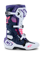 Botas Alpinestars Tech 10, botas de motocross, blanco, violeta, azul marino y rosa fluorescente, vista lateral con cierre de triple hebilla, chasis protector de TPU, logotipos de estrella de Alpinestars y marca DHCP, calzado de competición todoterreno de alto rendimiento
