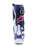 Botas Alpinestars Tech 10, botas de motocross, blanco, violeta, azul marino y rosa fluo, vista trasera con el logotipo de la estrella Alpinestars en rosa, protector de talón violeta y paneles protectores multicolores de alto rendimiento