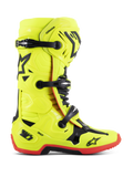 Botas Alpinestars Tech 10, botas de motocross, amarillo flúor con detalles en negro y rojo, vista de perfil lateral con cierre de triple hebilla, placa de espinilla reforzada, suela roja de alta tracción y protección de talón DHCP, equipamiento profesional de motociclismo off-road