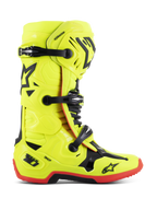 Botas Alpinestars Tech 10, botas de motocross, amarillo flúor con detalles en negro y rojo, vista de perfil lateral con cierre de triple hebilla, placa de espinilla reforzada, suela roja de alta tracción y protección de talón DHCP, equipamiento profesional de motociclismo off-road