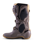 Botas Alpinestars Tech 10 Air Gold en Earth Brown Gold con carcasa de TPU y detalles dorados para motocross.
