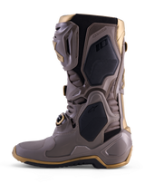 Botas Alpinestars Tech 10 Air Gold en Earth Brown Gold con carcasa de TPU y detalles dorados para motocross.