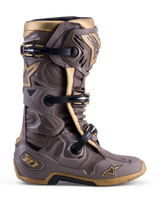 Bota de motocross Alpinestars Tech 10 Air Gold Edición Limitada en marrón tierra y oro con carcasa protectora de TPU.
