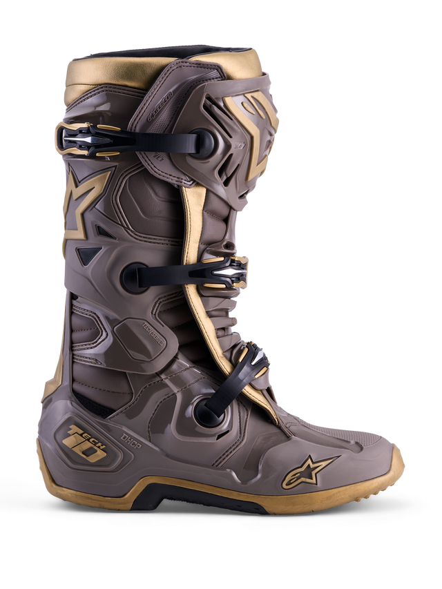Bota de motocross Alpinestars Tech 10 Air Gold Edición Limitada en marrón tierra y oro con carcasa protectora de TPU.
