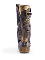 Botas de motocross Alpinestars Tech 10 Air Gold, vista trasera en Earth Brown Gold con carcasa de TPU y detalles dorados.